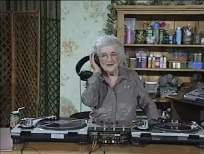 おばあちゃんにDJ Mixingをレクチャーしてもらいましょう