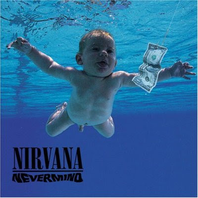 Nirvanaのジャケを創造させる子供が水中にいる写真