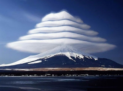 奇跡としか思えない富士山の上に出来た雲5段