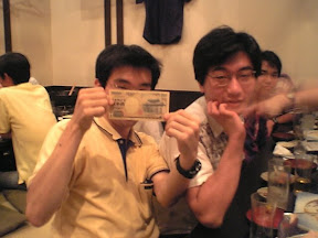 久しぶりに見た二千円札と記念撮影