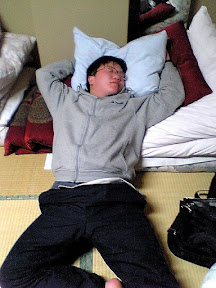 だらしなく眠る韓国人
